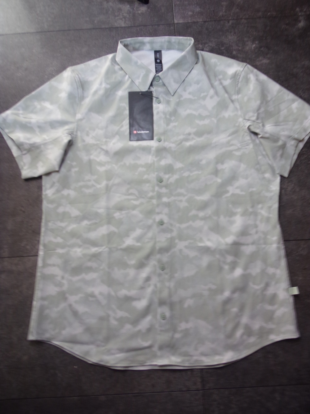 lululemon athletica airing short-sleeve XL men’s green camo NWT!